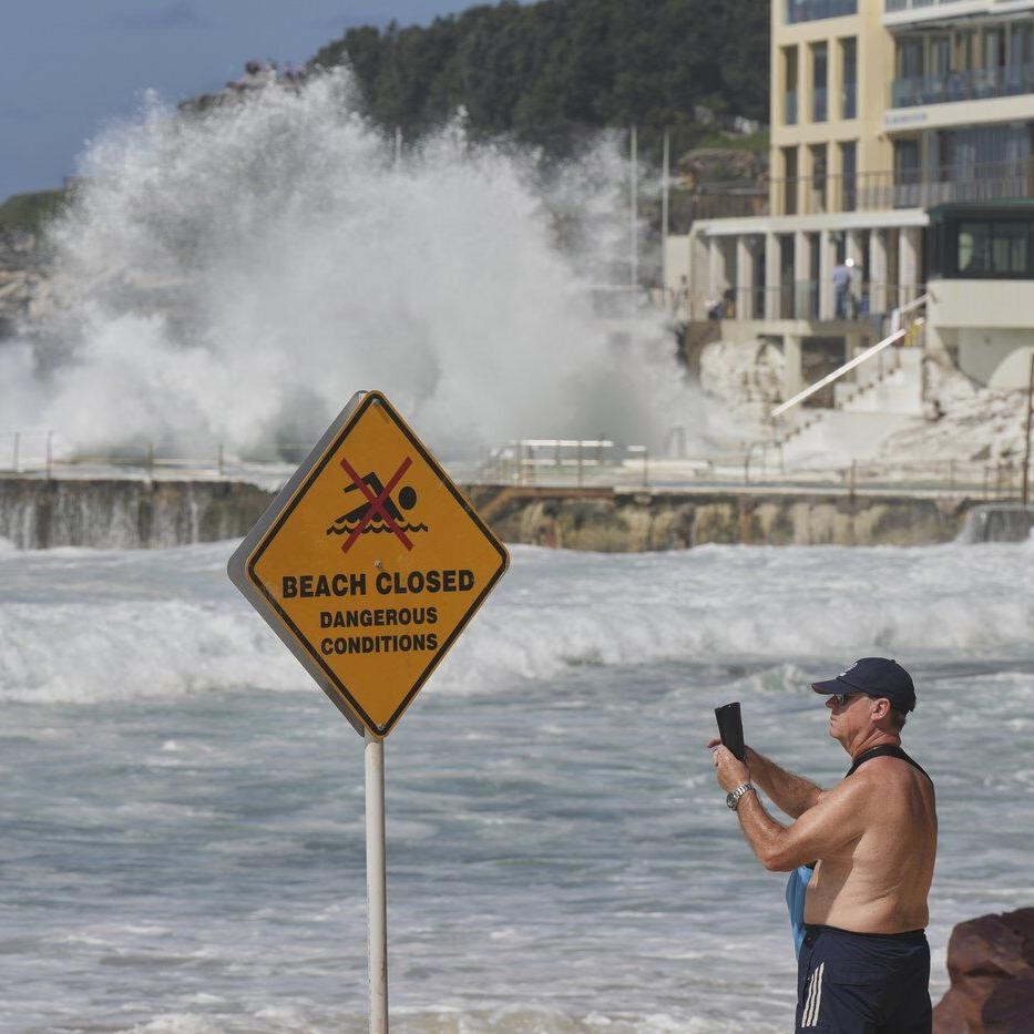 High waves cause damage on Sydney waterfront
